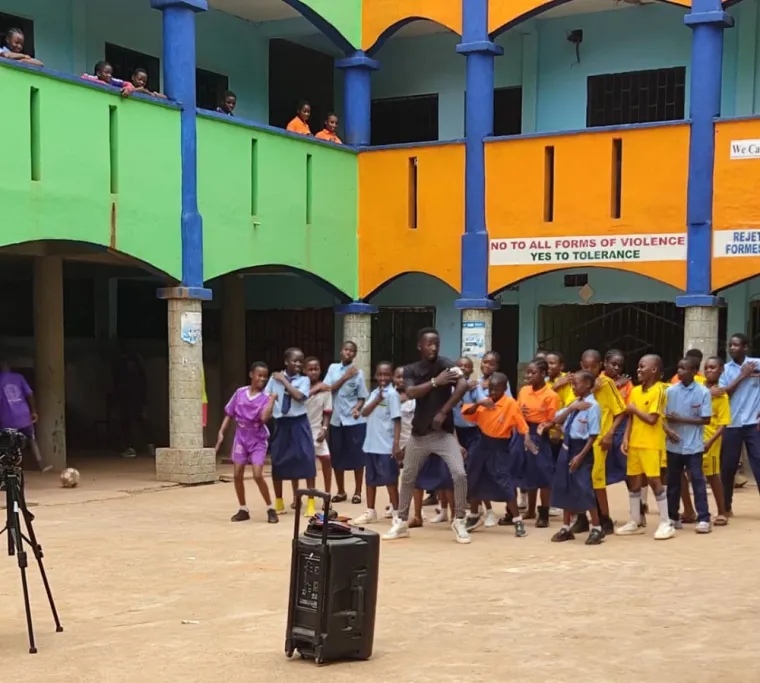 Dansetherapie8lounge dans une école à Yaoundé Cameroun 